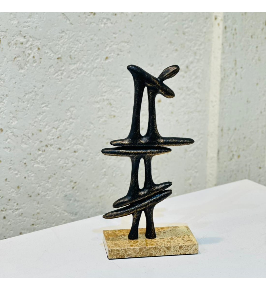 قطعة ديكور فنية بتصميم تجريدي عصري، مصنوعة بتشطيب أسود معتّق تتخلله لمسات ذهبية خفيفة تضيف عمقًا وأناقة.32×15×8سم قطعة ديكور فنية بتصميم تجريدي عصري، مصنوعة بتشطيب أسود معتّق تتخلله لمسات ذهبية خفيفة تضيف عمقًا وأناقة.32×15×8سم