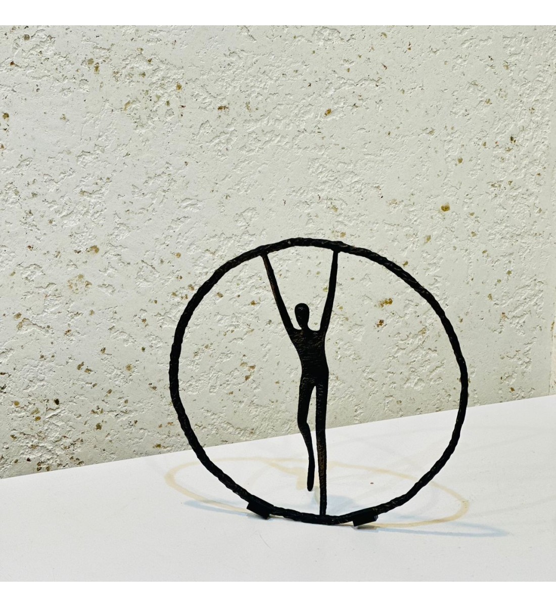 قطعة ديكور فنية تجريدية مميزة بتصميم رمزي يعبر عن الحرية والقوة والتوازن،23×23×7سم 