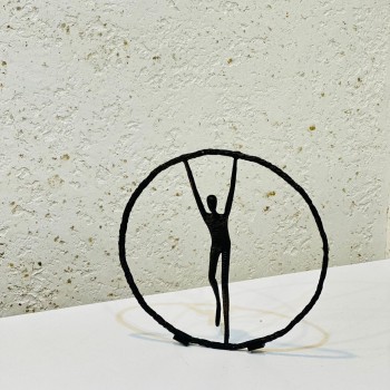 قطعة ديكور فنية تجريدية مميزة بتصميم رمزي يعبر عن الحرية والقوة والتوازن،23×23×7سم 