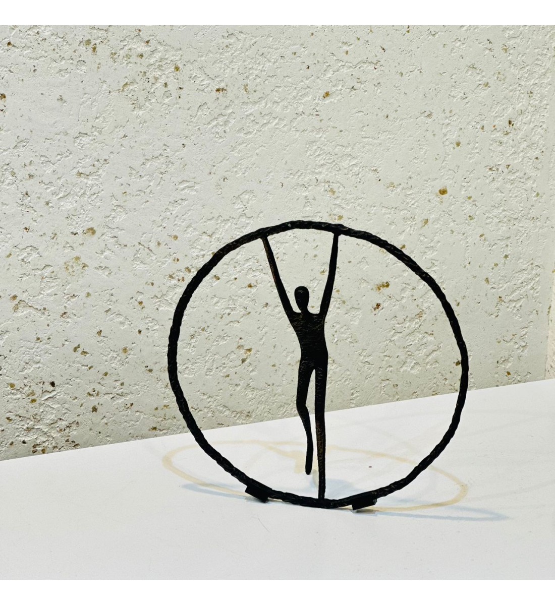 قطعة ديكور فنية تجريدية مميزة بتصميم رمزي يعبر عن الحرية والقوة والتوازن،23×23×7سم 