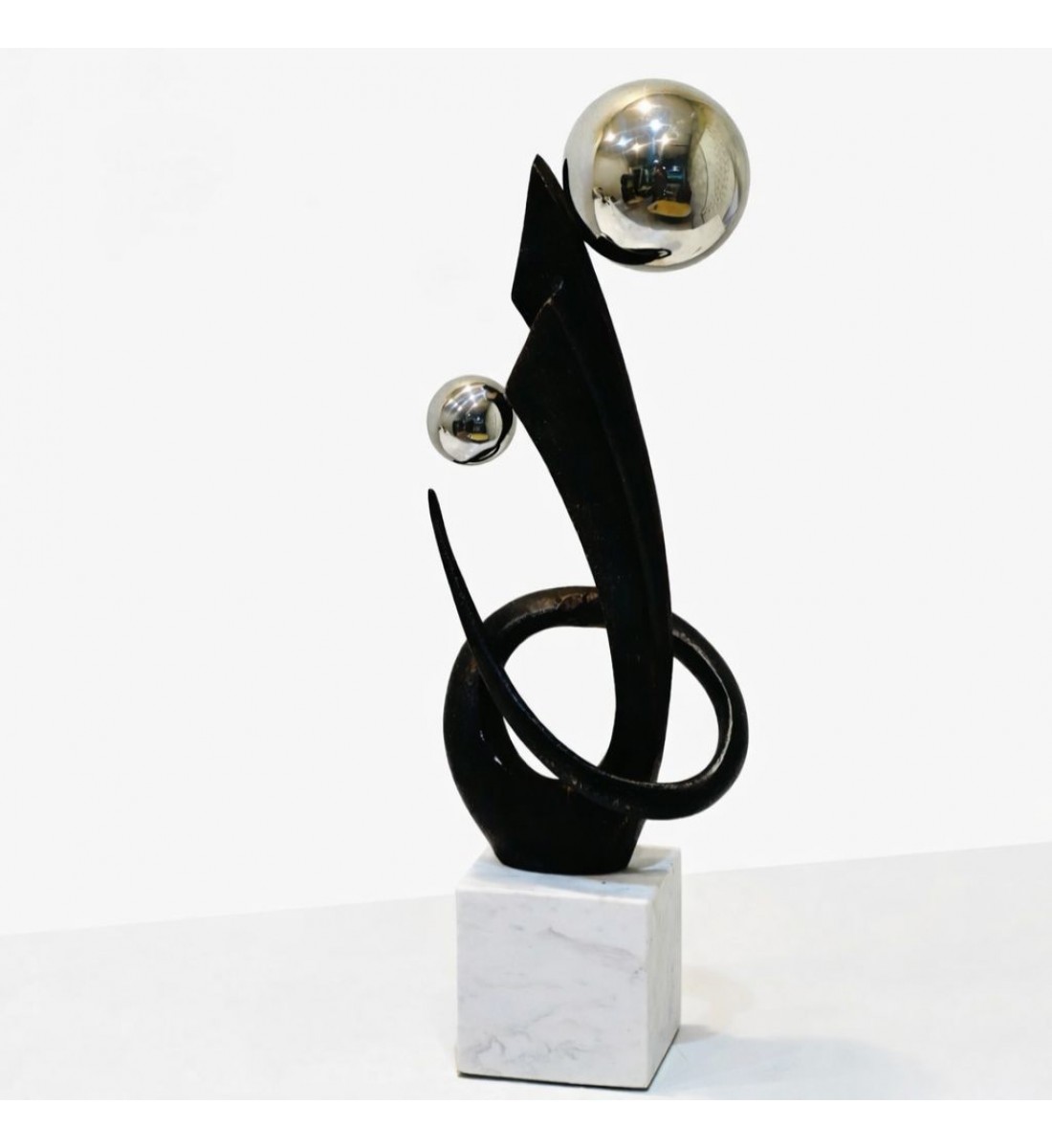 قطعة ديكور فنية تجريدية بتصميم عصري أنيق، تتميز بخطوط انسيابية سوداء40×15×8سم 