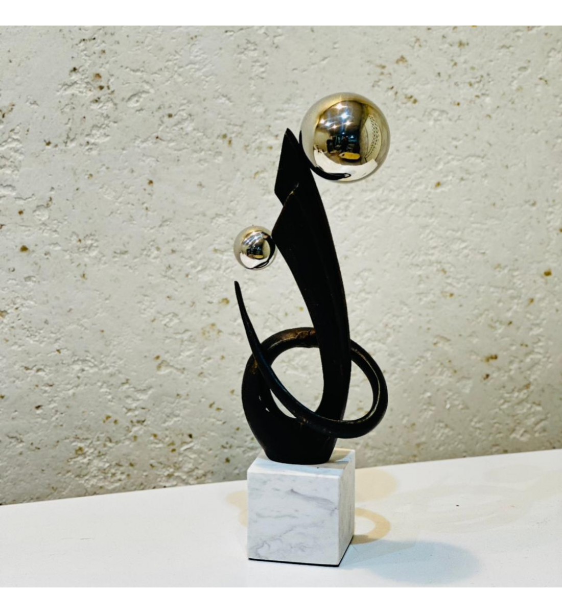 قطعة ديكور فنية تجريدية بتصميم عصري أنيق، تتميز بخطوط انسيابية سوداء40×15×8سم 