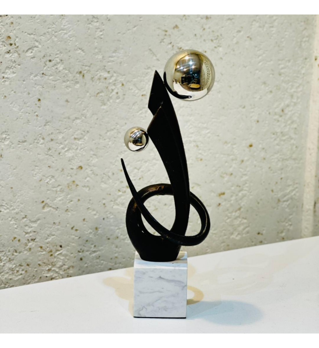 قطعة ديكور فنية تجريدية بتصميم عصري أنيق، تتميز بخطوط انسيابية سوداء40×15×8سم 