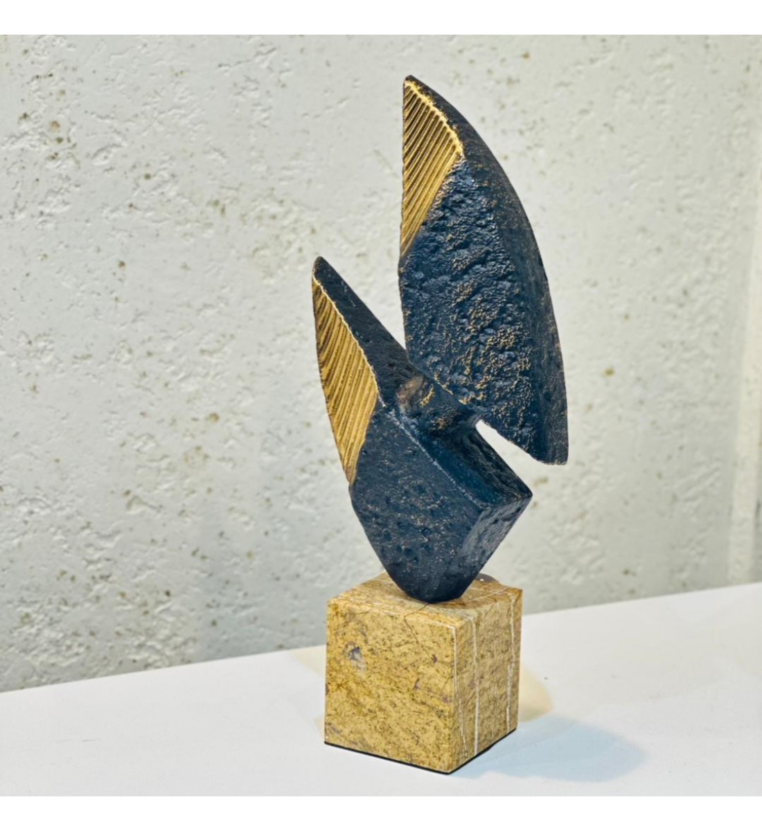  قطعة ديكور فنية تجريدية بتصميم جريء مستوحى من الأشكال الطبيعية والانسيابية،47×10×20سم 