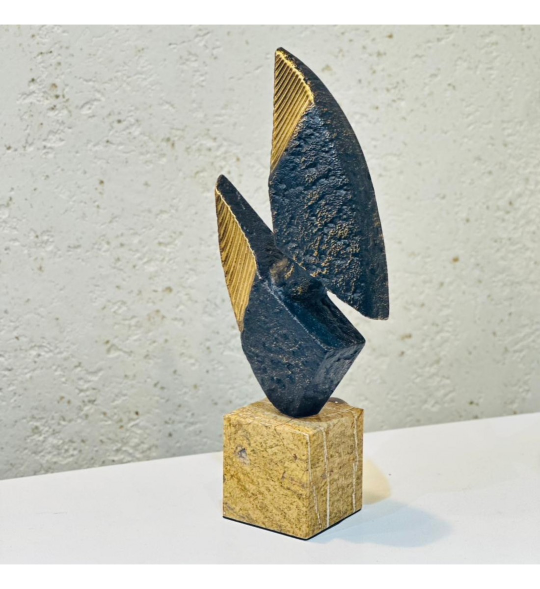  قطعة ديكور فنية تجريدية بتصميم جريء مستوحى من الأشكال الطبيعية والانسيابية،47×10×20سم 