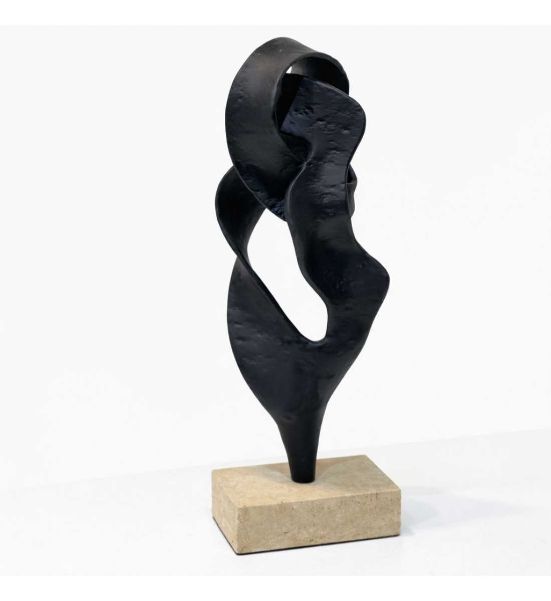 قطعة ديكور فنية تجريدية بتصميم انسيابي أنيق، تتميز بخطوط ناعمة ومتداخلة تعكس الإبداع والحركة.40×15×8سم 