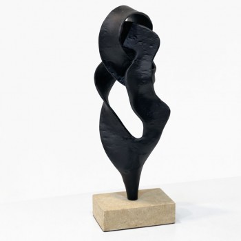 قطعة ديكور فنية تجريدية بتصميم انسيابي أنيق، تتميز بخطوط ناعمة ومتداخلة تعكس الإبداع والحركة.40×15×8سم 