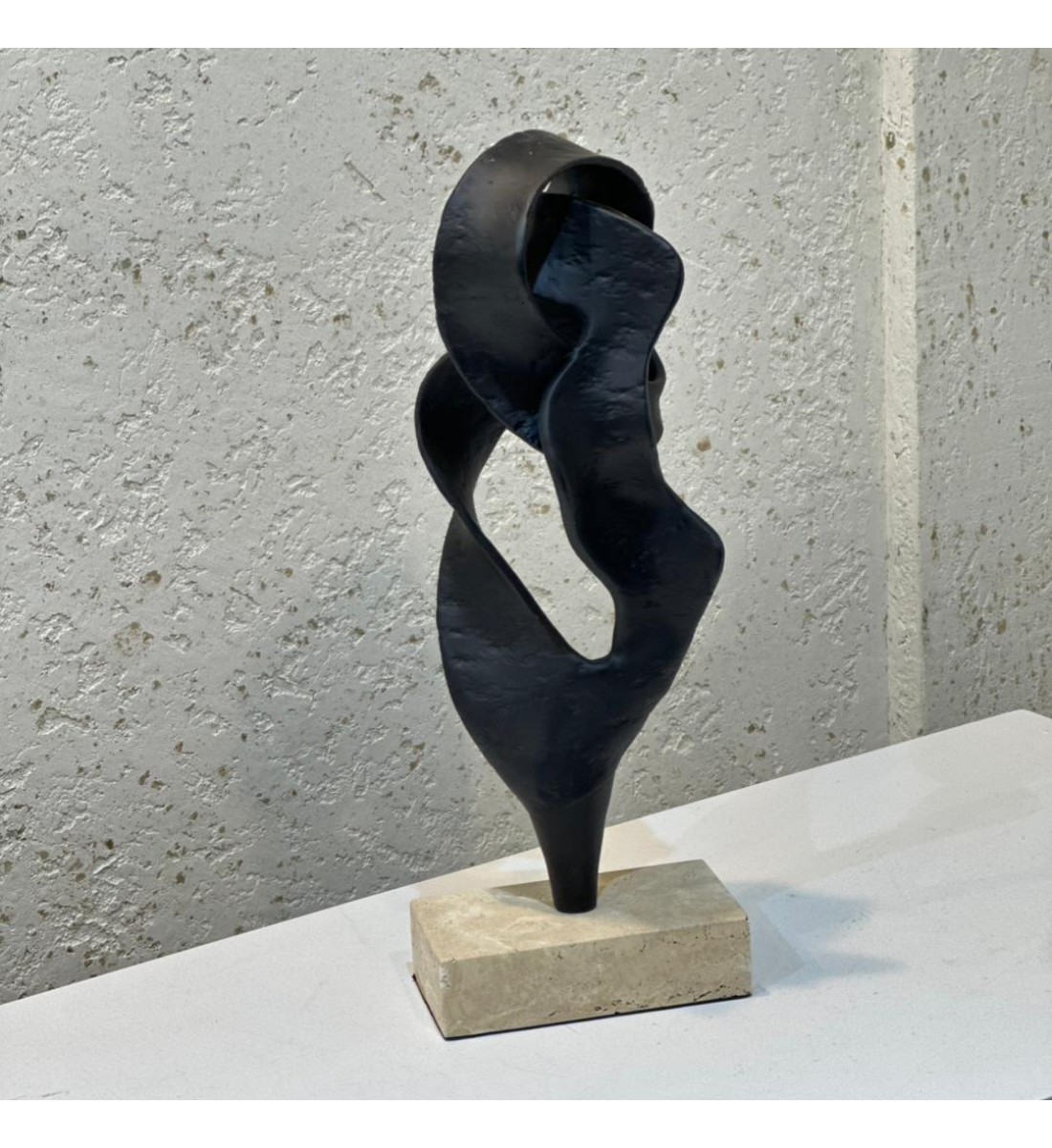 قطعة ديكور فنية تجريدية بتصميم انسيابي أنيق، تتميز بخطوط ناعمة ومتداخلة تعكس الإبداع والحركة.40×15×8سم 