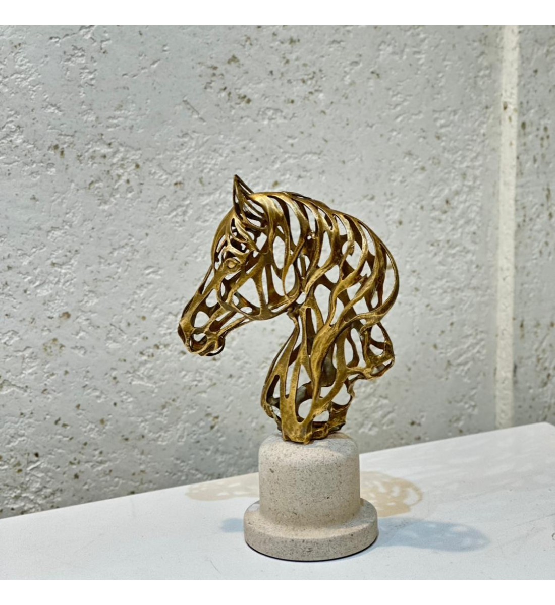 قطعة ديكور فنية فاخرة بتصميم نحتي مميز يجسّد رأس حصان بأسلوب تجريدي عصري،33×19×12سم