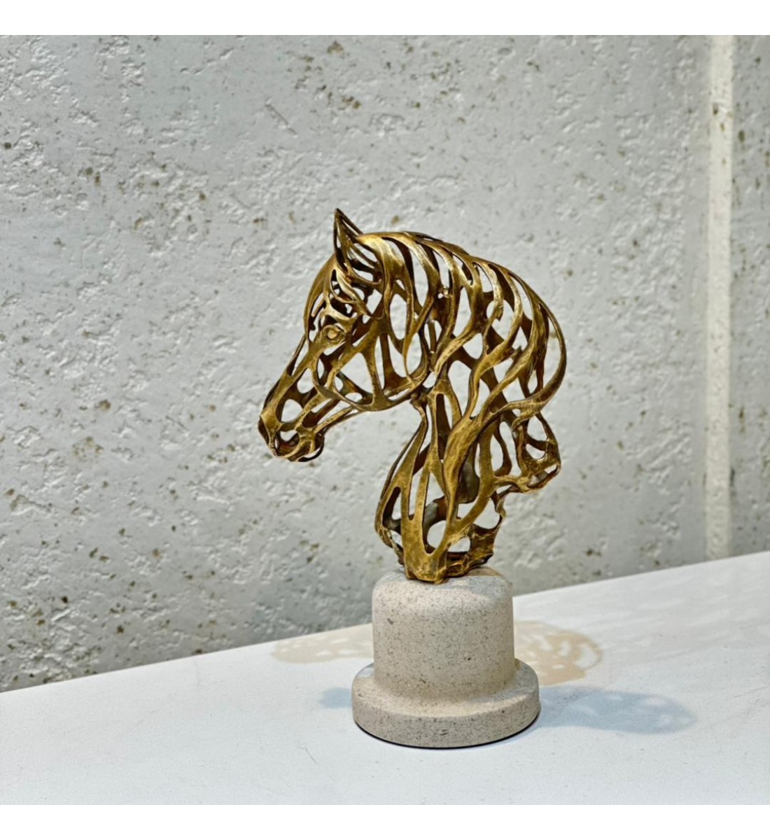 قطعة ديكور فنية فاخرة بتصميم نحتي مميز يجسّد رأس حصان بأسلوب تجريدي عصري،33×19×12سم