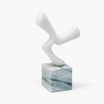 قطعة ديكور فنية بتصميم تجريدي ناعم، مصنوعة من حجر أبيض مصقول بخطوط انسيابية 30×19×8سم 