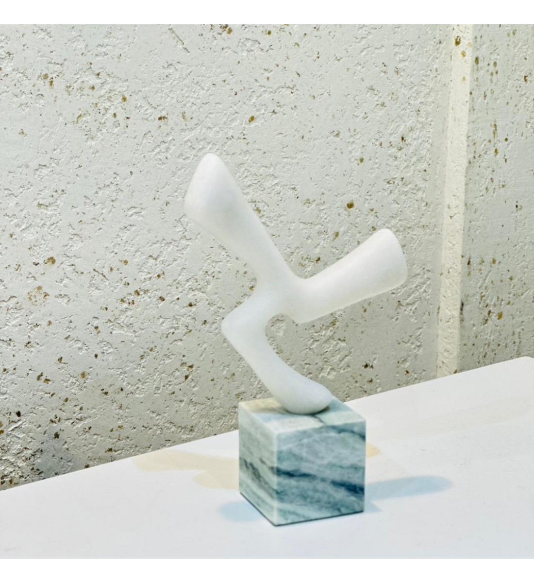 قطعة ديكور فنية بتصميم تجريدي ناعم، مصنوعة من حجر أبيض مصقول بخطوط انسيابية 30×19×8سم 