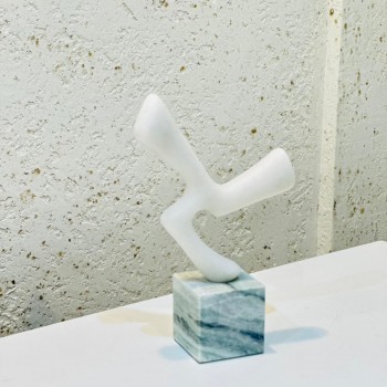 قطعة ديكور فنية بتصميم تجريدي ناعم، مصنوعة من حجر أبيض مصقول بخطوط انسيابية 30×19×8سم 