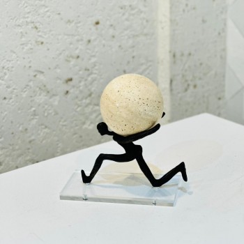 قطعة ديكور فنية مبتكرة بتصميم يجسّد القوة والطموح، 15×8×16سم 