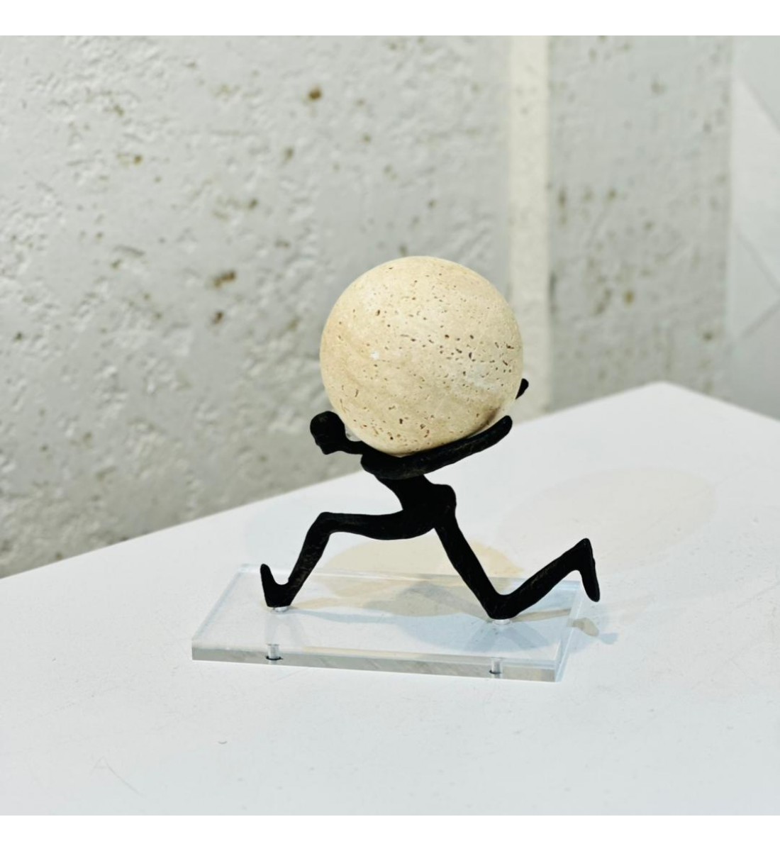 قطعة ديكور فنية مبتكرة بتصميم يجسّد القوة والطموح، 15×8×16سم 