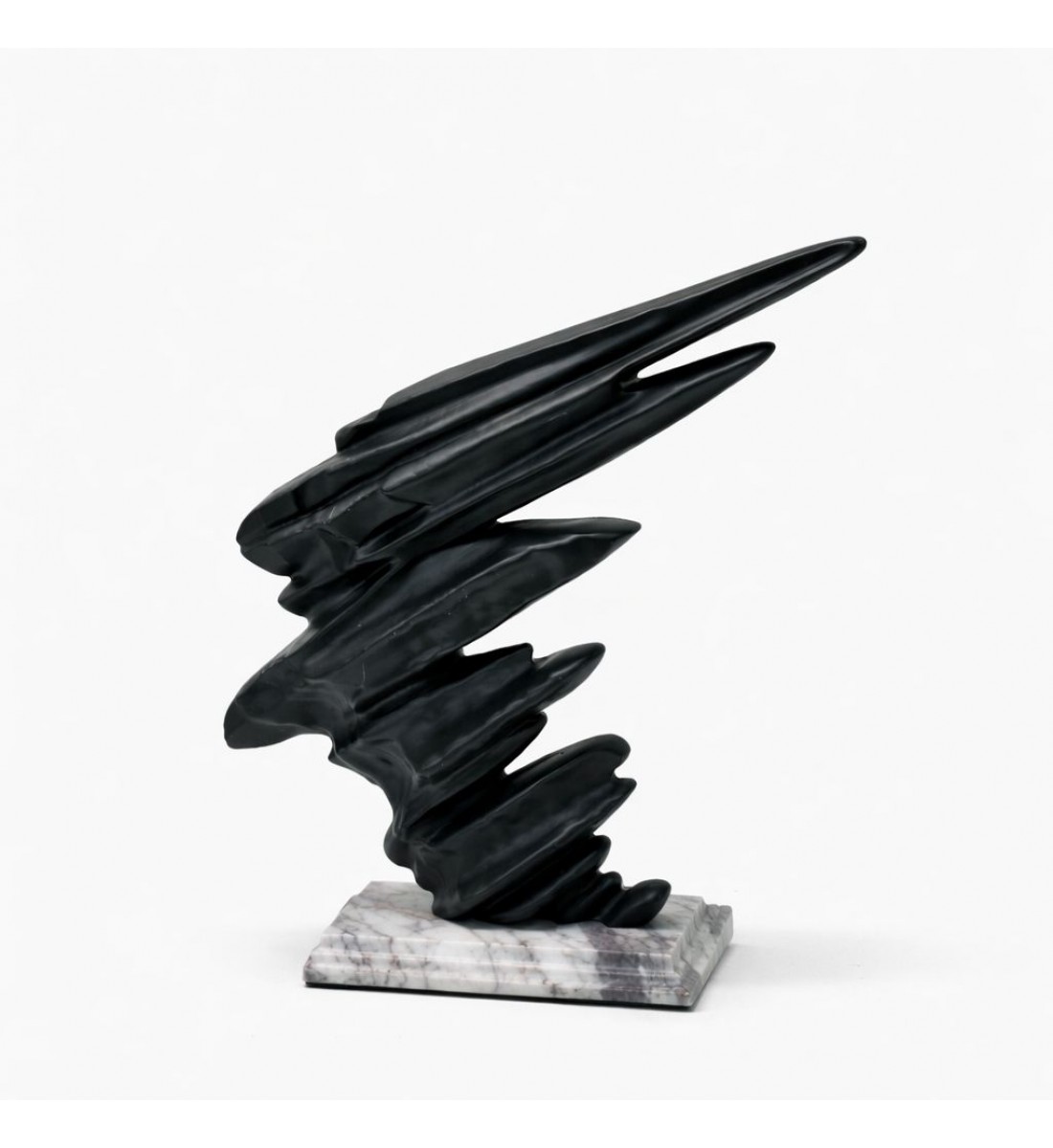 قطعة ديكور فنية تجريدية بتصميم ديناميكي جريء، تتميز بطبقات وخطوط حادة متداخلة توحي بالحركة والطاقة 38×20×10سم 