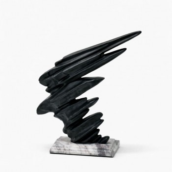 قطعة ديكور فنية تجريدية بتصميم ديناميكي جريء، تتميز بطبقات وخطوط حادة متداخلة توحي بالحركة والطاقة 38×20×10سم 