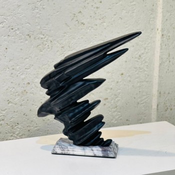 قطعة ديكور فنية تجريدية بتصميم ديناميكي جريء، تتميز بطبقات وخطوط حادة متداخلة توحي بالحركة والطاقة 38×20×10سم 