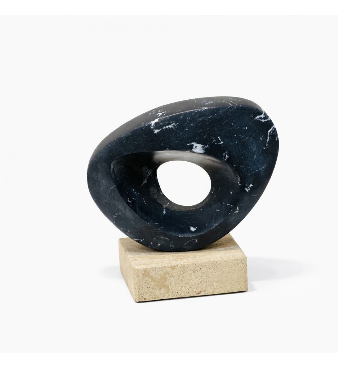  قطعة ديكور فنية تجريدية بتصميم ناعم ومتوازن، مصنوعة من حجر داكن مصقول مع عروق طبيعية 20×20×12سم 