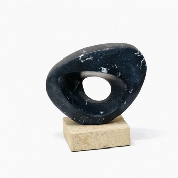  قطعة ديكور فنية تجريدية بتصميم ناعم ومتوازن، مصنوعة من حجر داكن مصقول مع عروق طبيعية 20×20×12سم 