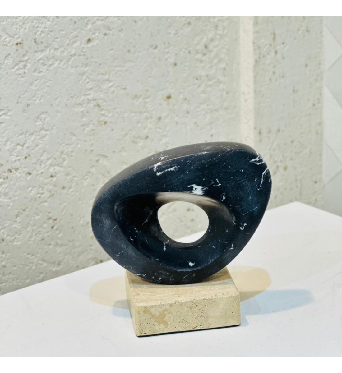  قطعة ديكور فنية تجريدية بتصميم ناعم ومتوازن، مصنوعة من حجر داكن مصقول مع عروق طبيعية 20×20×12سم 