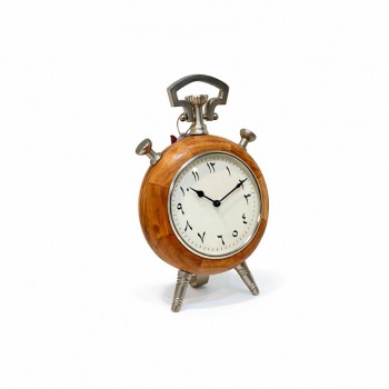 ساعة ديكورية أنيقة بتصميم كلاسيكي فاخر، مصنوعة من الخشب الطبيعي مع تفاصيل معدنية راقية تمنحها طابعًا تراثيًا مميزًا  23×36سم 