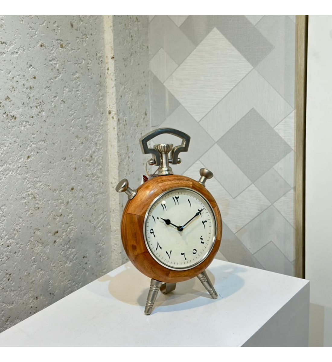 ساعة ديكورية أنيقة بتصميم كلاسيكي فاخر، مصنوعة من الخشب الطبيعي مع تفاصيل معدنية راقية تمنحها طابعًا تراثيًا مميزًا  23×36سم 