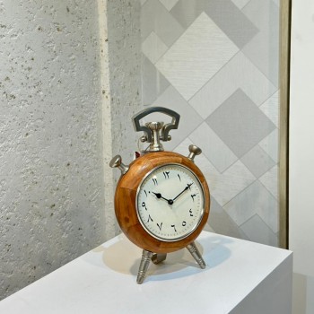 ساعة ديكورية أنيقة بتصميم كلاسيكي فاخر، مصنوعة من الخشب الطبيعي مع تفاصيل معدنية راقية تمنحها طابعًا تراثيًا مميزًا  23×36سم 