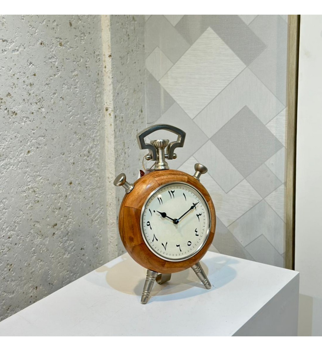 ساعة ديكورية أنيقة بتصميم كلاسيكي فاخر، مصنوعة من الخشب الطبيعي مع تفاصيل معدنية راقية تمنحها طابعًا تراثيًا مميزًا  23×36سم 