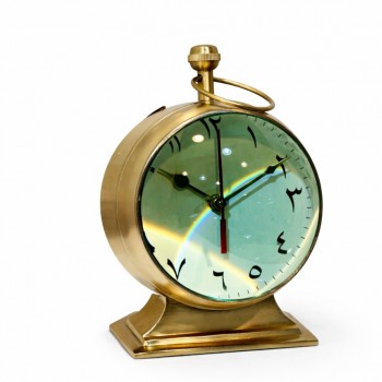  ساعة ديكورية أنيقة بتصميم كلاسيكي فاخر، مصنوعة من المعدن باللون الذهبي مع قاعدة ثابتة تعزز من فخامتها.  26×20سم 