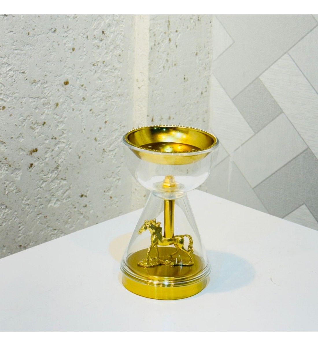 مبخره ديكور أنيقة بتصميم ساعة رملية فاخرة، تجمع بين الزجاج الشفاف والتفاصيل الذهبية اللامعة، 18×10×10سم 