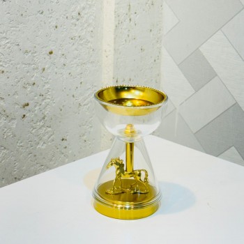 مبخره ديكور أنيقة بتصميم ساعة رملية فاخرة، تجمع بين الزجاج الشفاف والتفاصيل الذهبية اللامعة، 18×10×10سم 