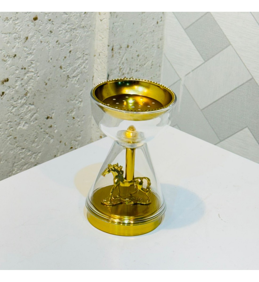 مبخره ديكور أنيقة بتصميم ساعة رملية فاخرة، تجمع بين الزجاج الشفاف والتفاصيل الذهبية اللامعة، 18×10×10سم 