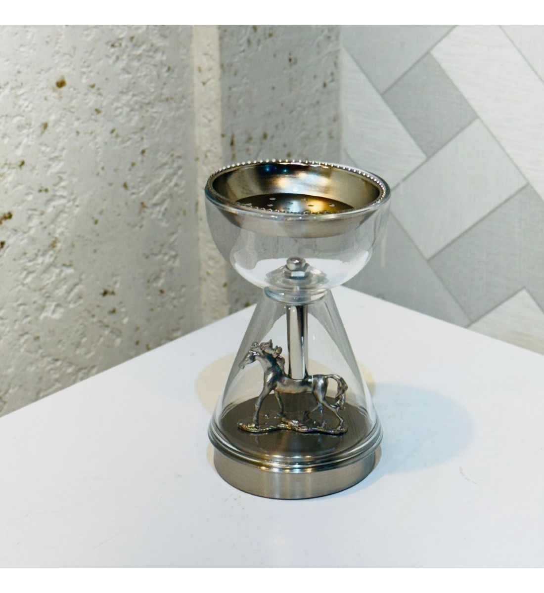 مبخره ديكور فاخرة بتصميم ساعة رملية أنيقة باللون الفضي، مصنوعة من زجاج شفاف مع تفاصيل معدنية راقية، 18×10×10سم مبخره ديكور فاخرة بتصميم ساعة رملية أنيقة باللون الفضي، مصنوعة من زجاج شفاف مع تفاصيل معدنية راقية، 18×10×10سم