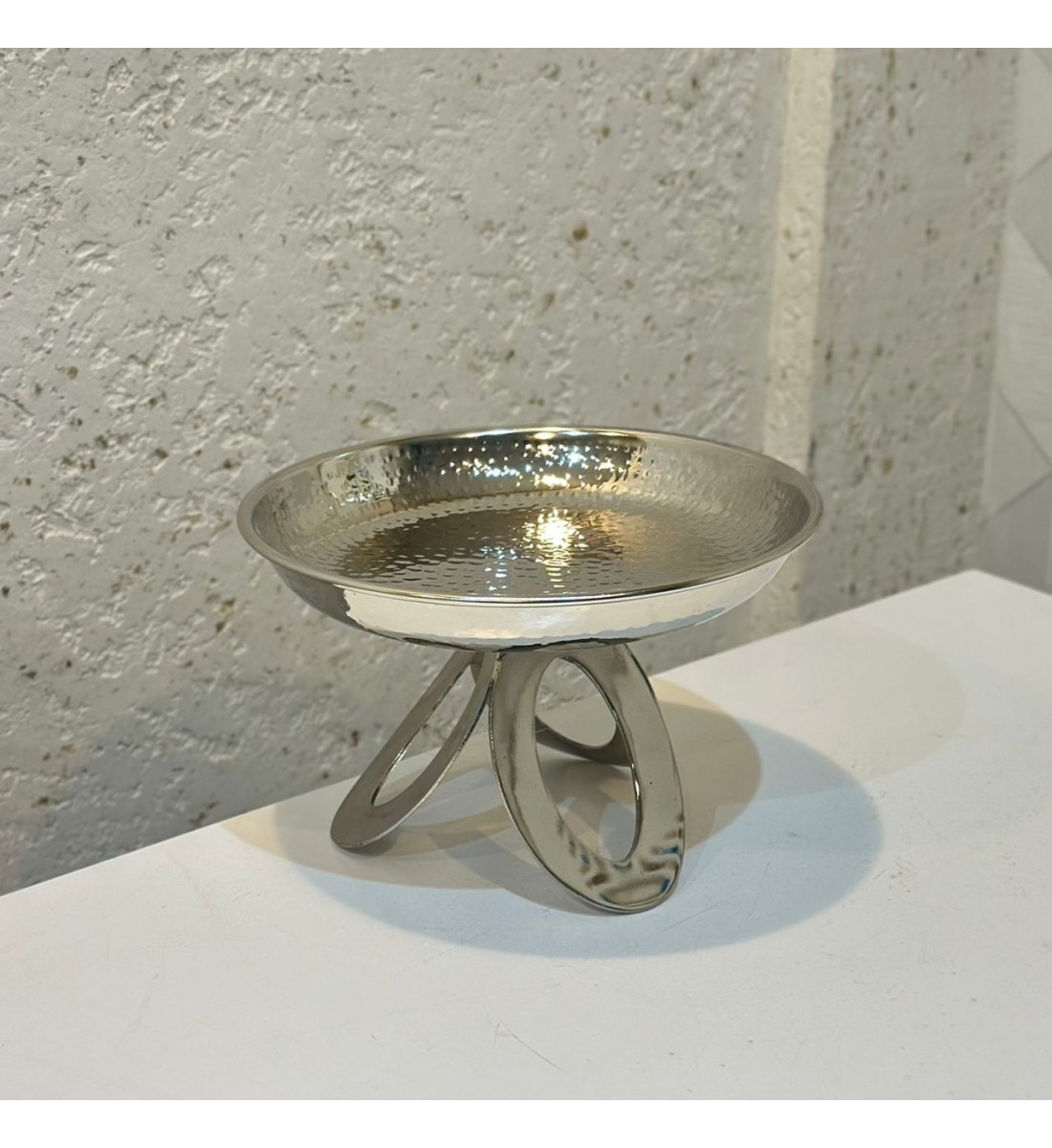 صحن ديكوري أنيق مصنوع من المعدن اللامع بتشطيب فضي فاخر 20×20×23سم 