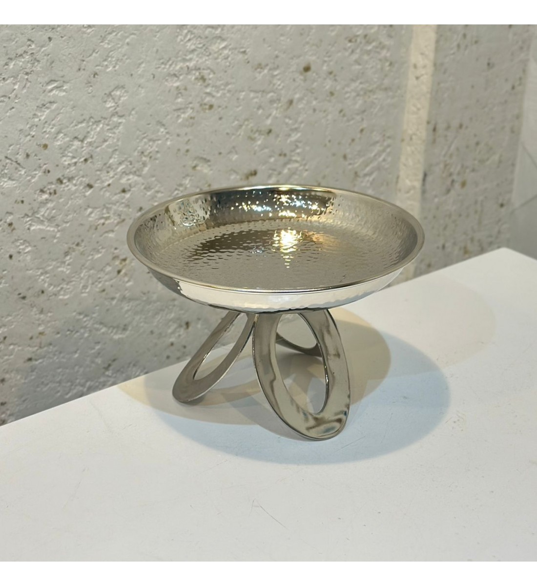 صحن ديكوري أنيق مصنوع من المعدن اللامع بتشطيب فضي فاخر 20×20×23سم 