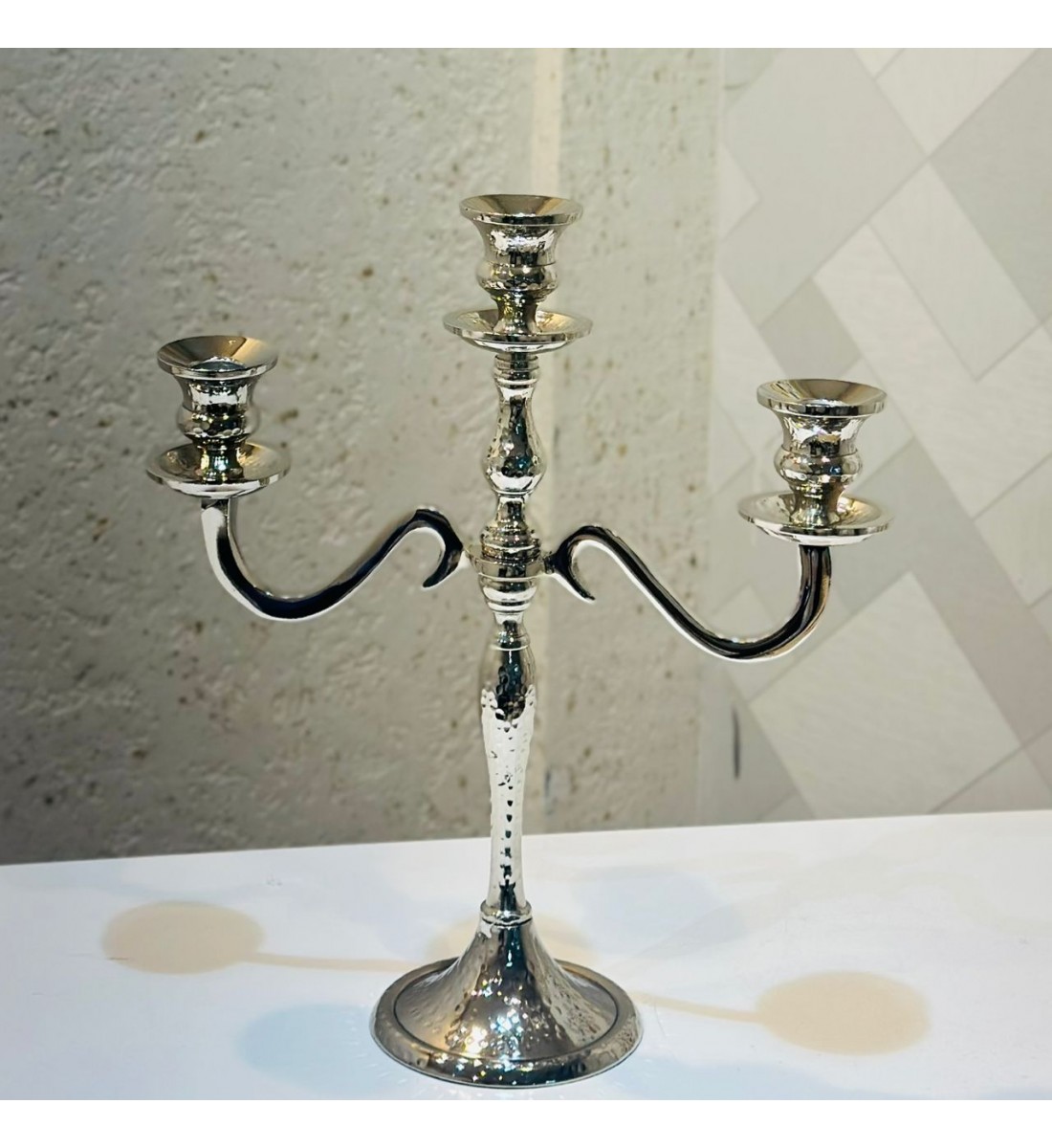 شمعدان ديكوري أنيق بثلاثة أذرع مصنوع من المعدن بتشطيب فضي مطفي 