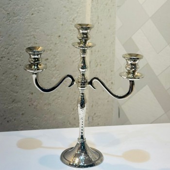 شمعدان ديكوري أنيق بثلاثة أذرع مصنوع من المعدن بتشطيب فضي مطفي 
