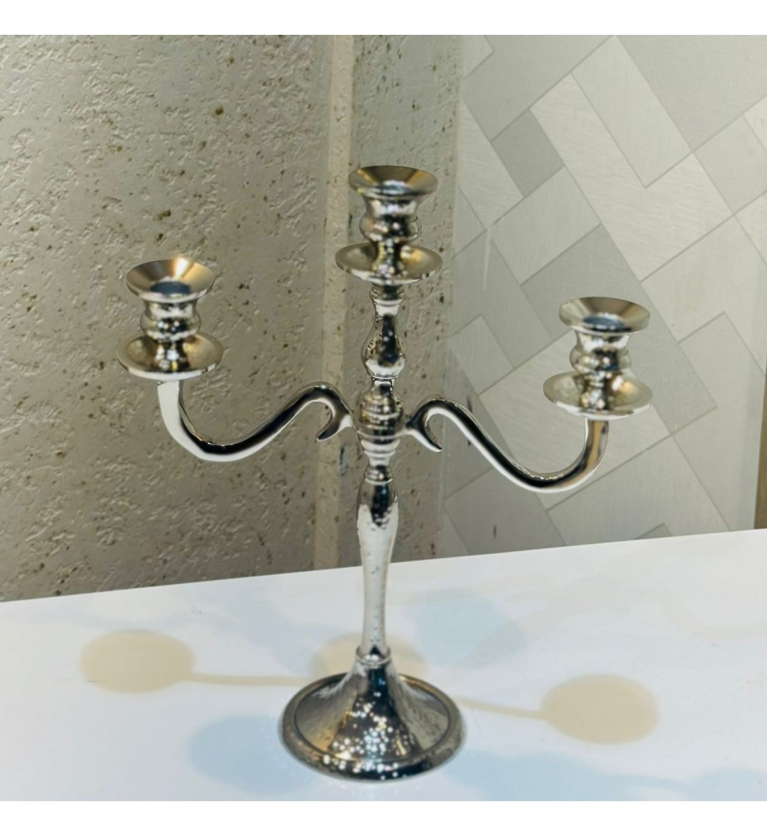 شمعدان ديكوري أنيق بثلاثة أذرع مصنوع من المعدن بتشطيب فضي مطفي 