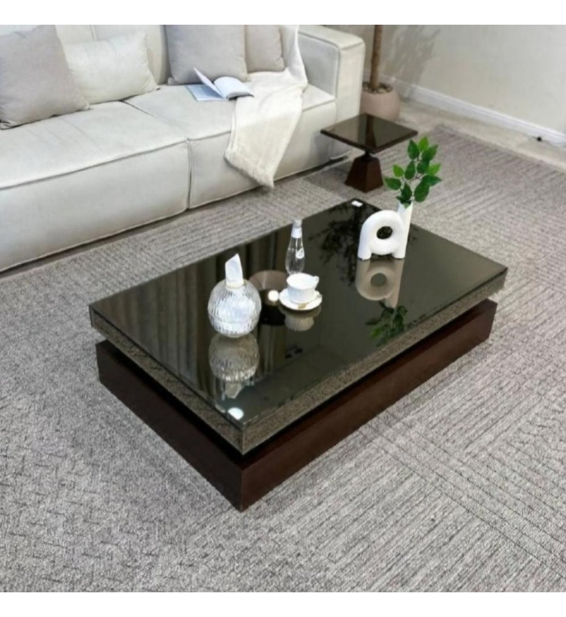 طقم طاولات ضيافة أرضية بسطح مرايا سوداء و6 طاولات خدمة باللون البني الداكن. (منتج تفصيل ) طقم طاولات ضيافة أرضية بسطح مرايا سوداء و6 طاولات خدمة باللون البني الداكن. (منتج تفصيل )