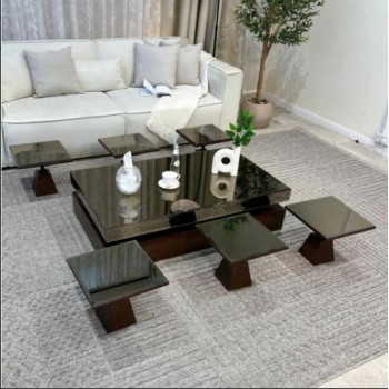  طقم طاولات ضيافة أرضية بسطح مرايا سوداء و6 طاولات خدمة باللون البني الداكن.  (منتج تفصيل )