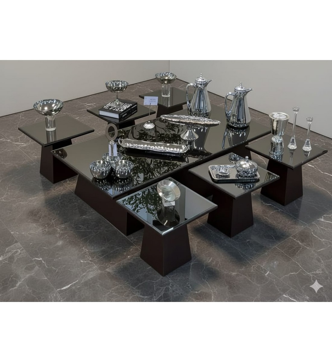  طقم طاولات ضيافة أرضية بسطح مرايا سوداء و6 طاولات خدمة باللون البني الداكن.  (منتج تفصيل )