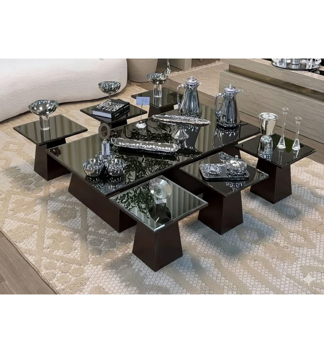  طقم طاولات ضيافة أرضية بسطح مرايا سوداء و6 طاولات خدمة باللون البني الداكن.  (منتج تفصيل )
