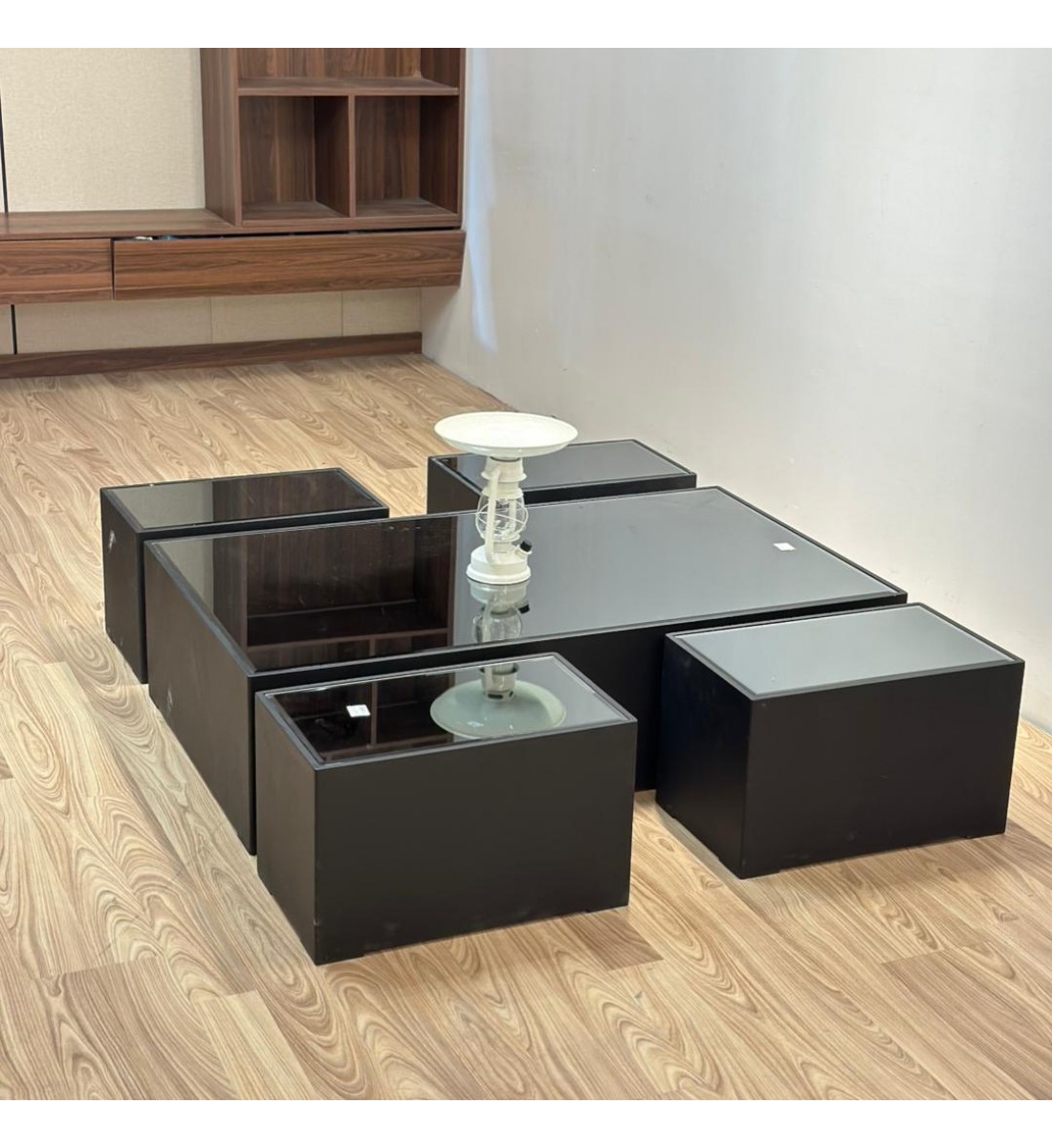 طقم طاولات قهوة عصرية بتصميم أنيق وبسيط، يتكوّن 5قطع 