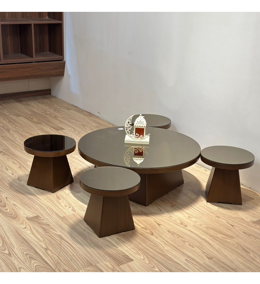 طقم طاولات قهوة عصرية بتصميم أنيق وبسيط، يتكوّن 5قطع طقم طاولات قهوة عصرية بتصميم أنيق وبسيط، يتكوّن 5قطع