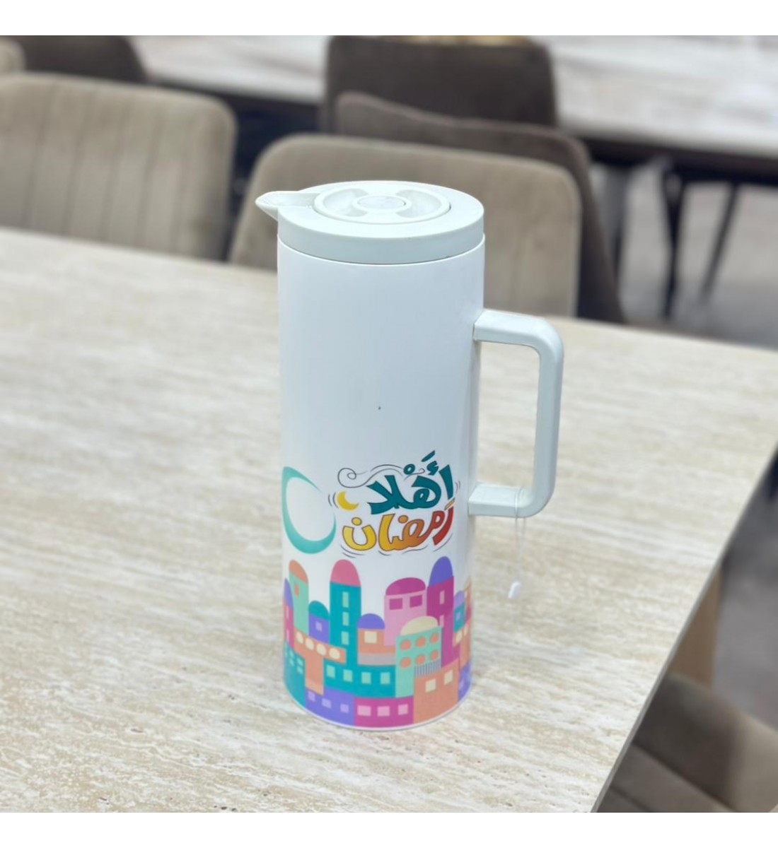ترمس تقديم أنيق بلون أبيض عصري، مزين برسومات ملونة مستوحاة من أجواء رمضان 1لتر ترمس تقديم أنيق بلون أبيض عصري، مزين برسومات ملونة مستوحاة من أجواء رمضان 1لتر