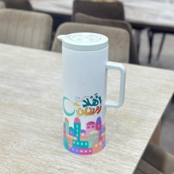 ترمس تقديم أنيق بلون أبيض عصري، مزين برسومات ملونة مستوحاة من أجواء رمضان 1لتر 
