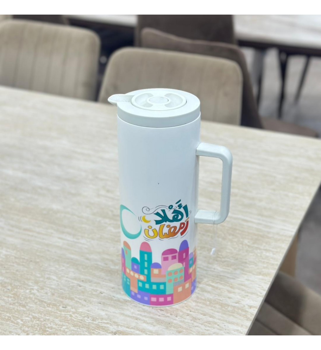 ترمس تقديم أنيق بلون أبيض عصري، مزين برسومات ملونة مستوحاة من أجواء رمضان 1لتر ترمس تقديم أنيق بلون أبيض عصري، مزين برسومات ملونة مستوحاة من أجواء رمضان 1لتر