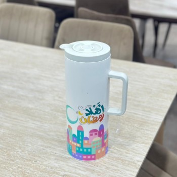  ترمس تقديم أنيق بلون أبيض عصري، مزين برسومات ملونة مستوحاة من أجواء رمضان 1لتر 