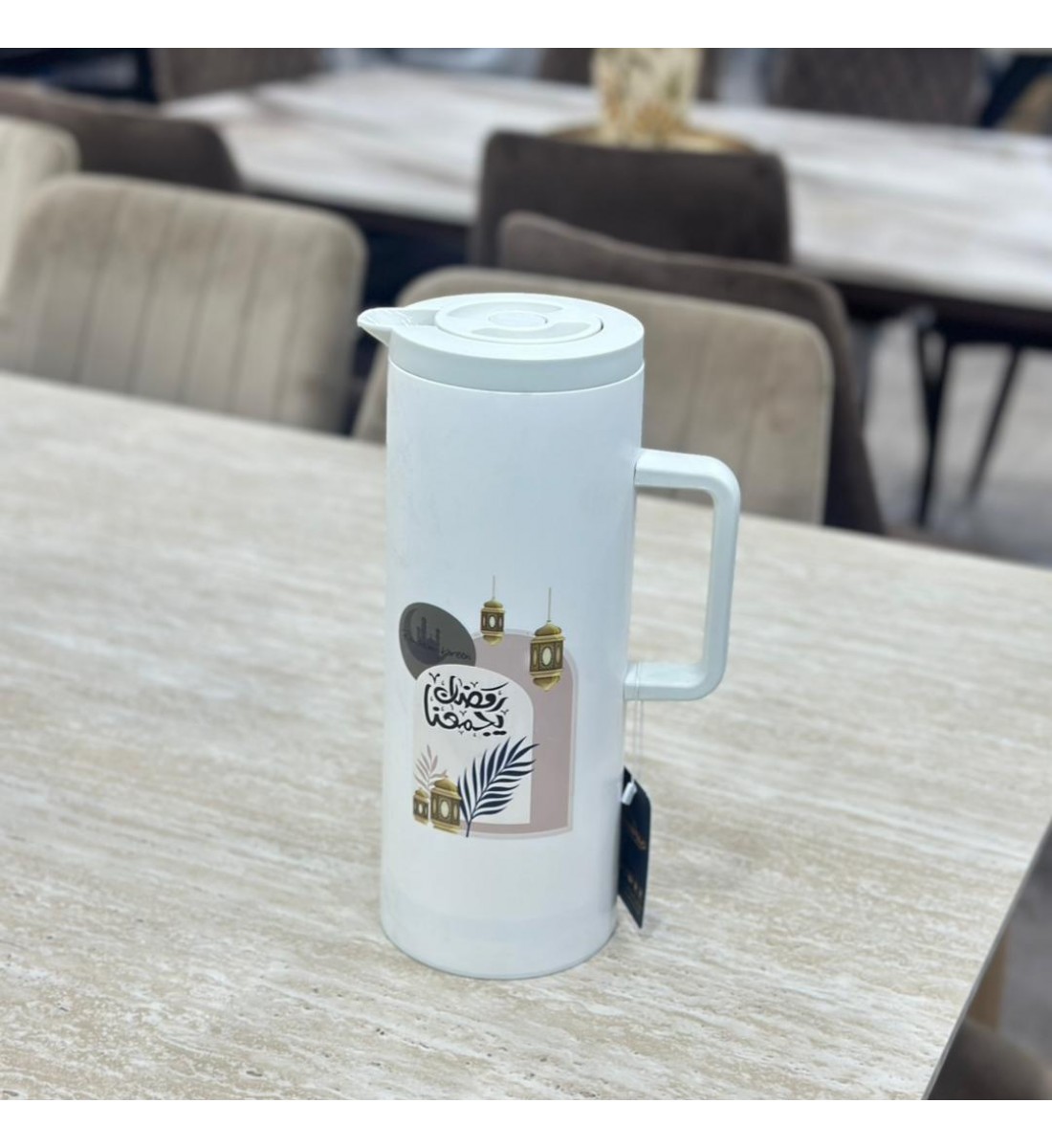 ترمس تقديم أنيق بلون أبيض عصري، مزين برسومات ملونة مستوحاة من أجواء رمضان 1لتر ترمس تقديم أنيق بلون أبيض عصري، مزين برسومات ملونة مستوحاة من أجواء رمضان 1لتر